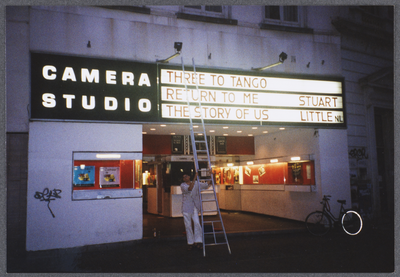 606443 Gezicht op de ingang van de bioscoop Camera Studio (Oudegracht 156) te Utrecht, met lichtreclames voor een ...